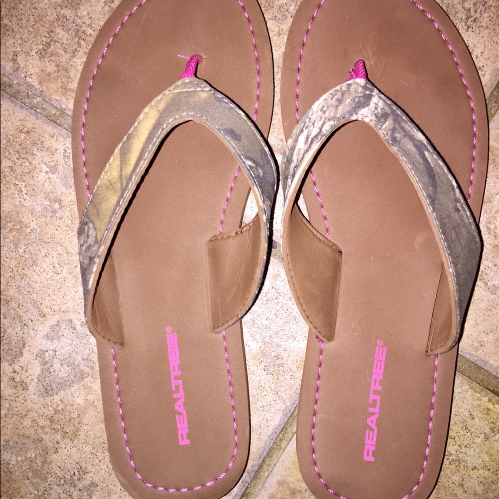 NWOT Real Tree flips flops